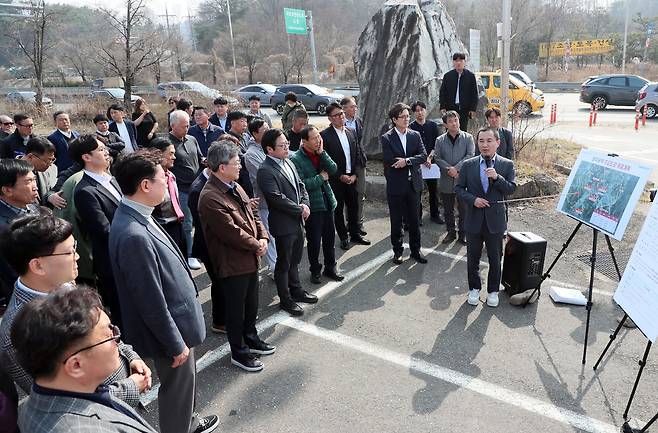 원주 흥업면 국도 19호선 사업 예정지 방문한 김진태 지사 [강원도 제공.재판매 및 DB 금지]