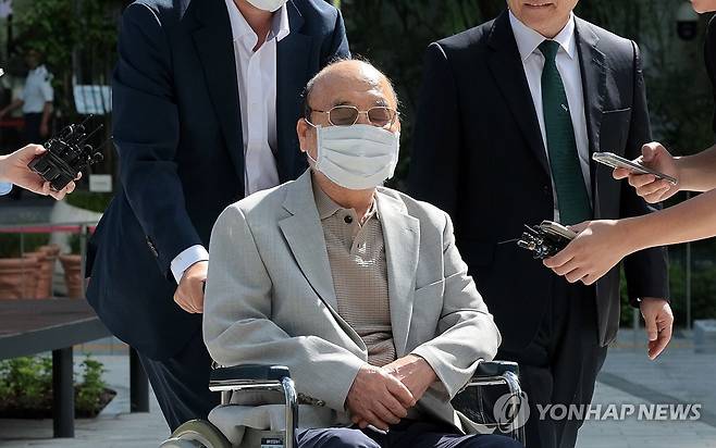 이봉관 서희건설 회장, 특검 출석 (서울=연합뉴스) 김인철 기자 = 이봉관 서희건설 회장이 2일 서울 종로구 KT광화문빌딩에 마련된 김건희 여사 관련 의혹을 수사하는 민중기 특별검사팀 사무실에 출석하고 있다. 2025.9.2 yatoya@yna.co.kr