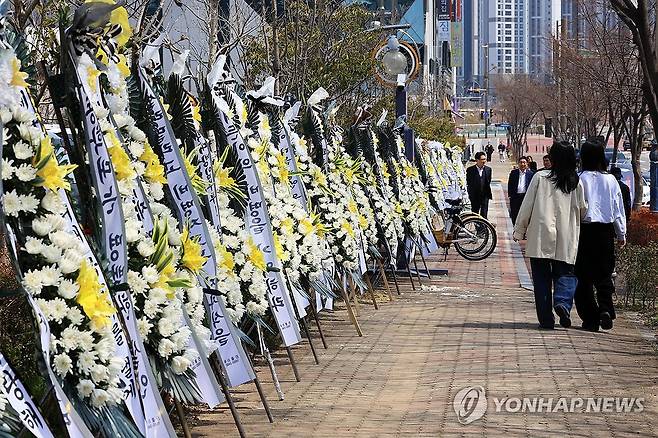 순천지원 앞 해든이 추모 화환 (순천=연합뉴스) 조남수 기자 = 26일 전남 순천시 왕지동 광주지방법원 순천지원 앞에 친모의 학대로 숨진 생후 4개월 '해든이'를 추모하는 화환이 늘어서 있다. 2026.3.26 iso64@yna.co.kr