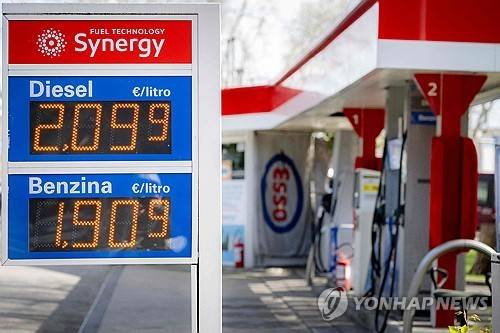 이달 18일 이탈리아의 한 주유소 전광판 [AFP 연합뉴스 자료사진. 재판매 및 DB 금지]