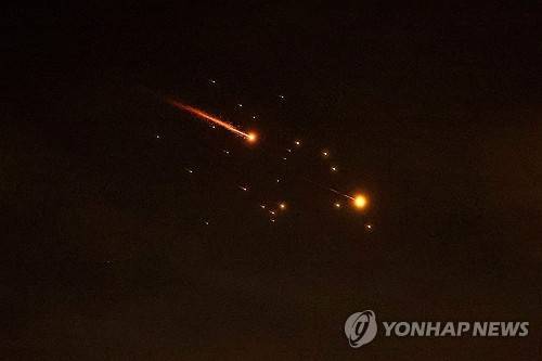 이스라엘 상공을 가르는 이란 미사일 [AFP 연합뉴스 자료사진. 재판매 및 DB 금지]