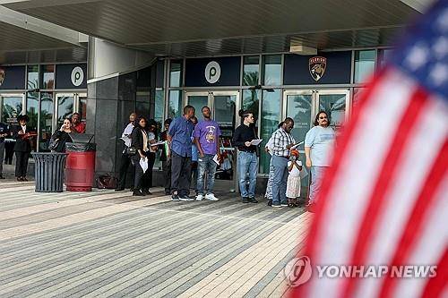미 플로리다주 취업박람회 대기줄 [AFP 연합뉴스 자료사진. 재판매 및 DB 금지]