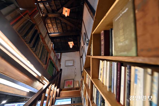 1층과 2층을 연결하는 나무 계단. /김용국기자 yong@kyeongin.com