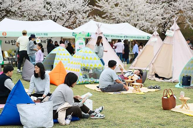 용인특례시는 올해 도서관의 날과 도서관 주간을 맞아 갖가지 독서문화행사를 연다. 사진은 지난해 기흥구 만골근린공원.&nbsp;사진=용인시