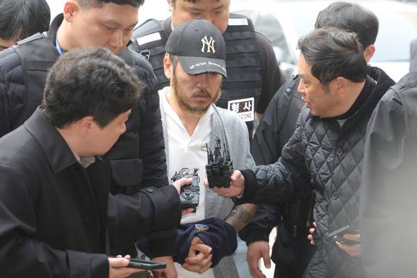 '마약왕'&nbsp;박왕열이 27일 오전 경기도 의정부시 가능동 의정부지방법원에서 구속 전 피의자 심문을 위해 법정으로 이동하고 있다. 2026.3.27 [사진=연합뉴스]