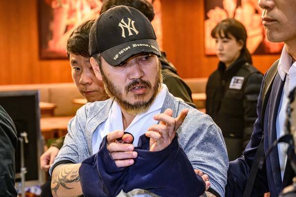 필리핀에서 교민 3명 살해, 탈옥, 국내 마약 유통 등을 일삼으며 '마약왕'으로 불리던&nbsp;박왕열이 25일 인천국제공항을 통해 국내로 송환되고 있다. 박왕열은 질문하는 기자에게 "넌 남자도 아니야"라고 말했는데 왜 그랬는지는 알려지지 않았다. 2026.3.25 [사진=연합뉴스]