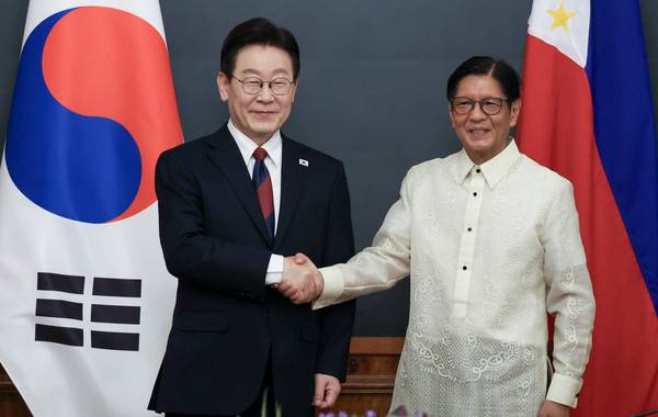 이재명 대통령과 페르디난드 마르코스 필리핀 대통령이 3일 필리핀 마닐라 말라카냥궁에서 정상회담에 앞서 악수하고 있다. 2026.3.3 [사진=연합뉴스]