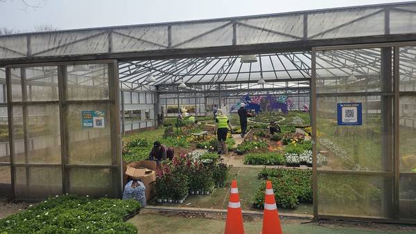 27일 인천대공원 내 향기정원에서 직원들이 봄꽃들을 식재하고 있다. 2026.03.27. [사진 = 김예빈 기자]