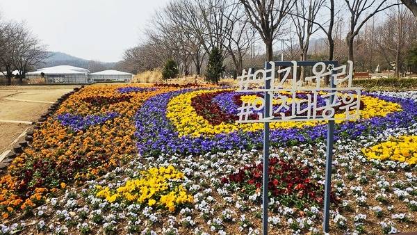 27일 오전 인천대공원 화단에 봄꽃이 식재되어 있다. 2026.03.27. [사진 = 김예빈 기자]