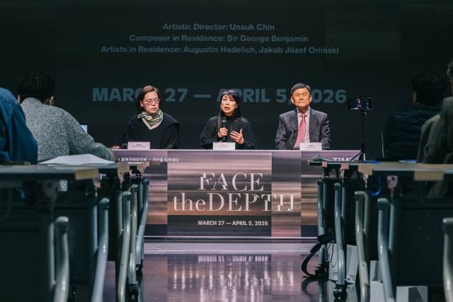 27일 오후 통영국제음악당 블랙박스에서 열린 기자회견 사진. 사진 왼쪽부터 김소현 통영국제음악재단 예술사업본부장, 진은숙 통영국제음악제 예술감독, 김일태 통영국제음악재단 대표. 통영국제음악재단 제공