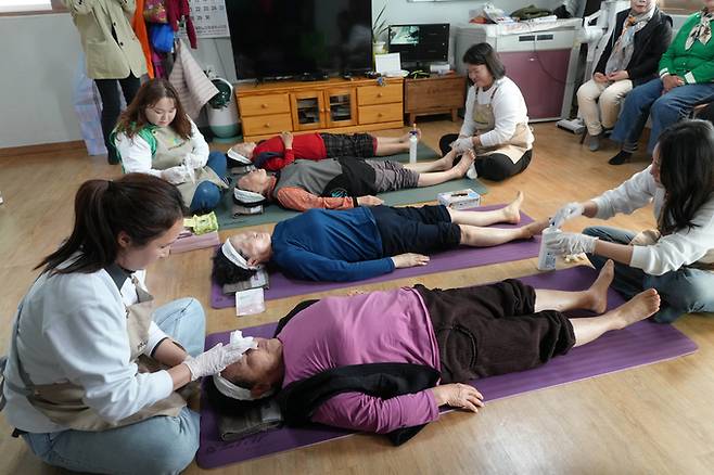 ▲ 영주시청년새마을연대 회원들이 단산면 옥대1리경로당을 방문해 마사지 봉사를 하고 있다