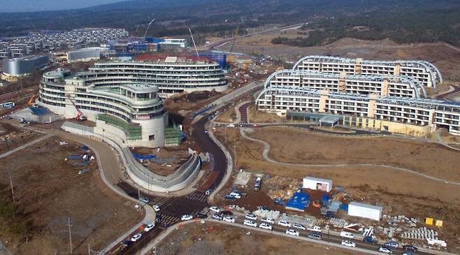 서귀포시 동홍.토평동 일원 제주헬스케어타운 내 2단계 사업장의 공사가 2017년부터 중단된 모습.