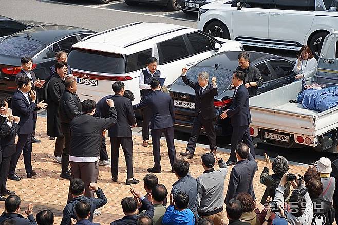 27일 오후 목포 수산물유통센터에서 열린 민주당 전남광주통합특별시장 경선 후보 권역별 토론회를 앞두고 민형배 예비후보가 지지자들의 응원에 두손을 들어 화답하고 있다.