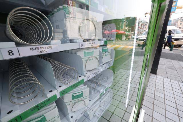 곳곳 비어있는 종량제 봉투 자판기    서울연합뉴스 박동주 기자  26일 서울 시내 한 종량제 봉투 자판기에 특수마대를 제외한 일반용 봉투 판매대가 대부분 비어 있다 2026326    pdj6635ynacokr2026-03-26 142008저작권자 ⓒ ㈜연합뉴스 무단 전재 재배포 금지 AI 학습 및 활용 금지저작권자 ⓒ ㈜연합뉴스 무단 전재 재배포 금지 AI 학습 및 활용 금지