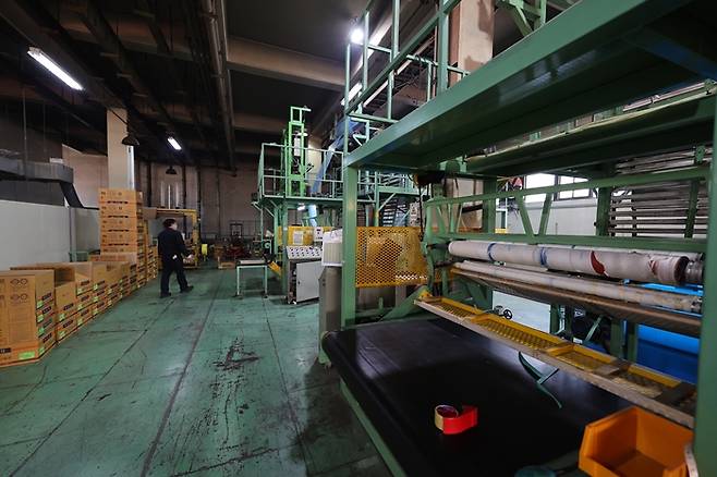 24일 경기 안산시의 한 플라스틱 필름 제조 공장에서 중동 사태에 따른 폴리에틸렌 수급 불안으로 인해 소폭의 농업용 필름을 제작하는 압출기의 일부 가동이 중단, 1대만이 가동되고 있다.(연합뉴스)