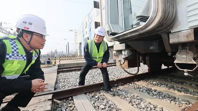 김태승 한국철도공사(코레일) 사장(사진 왼쪽)이 27일 오후 경기도 시흥철도차량정비단에서 전동열차 연결기 부품을 점검하고 있다. 사진=한국철도공사