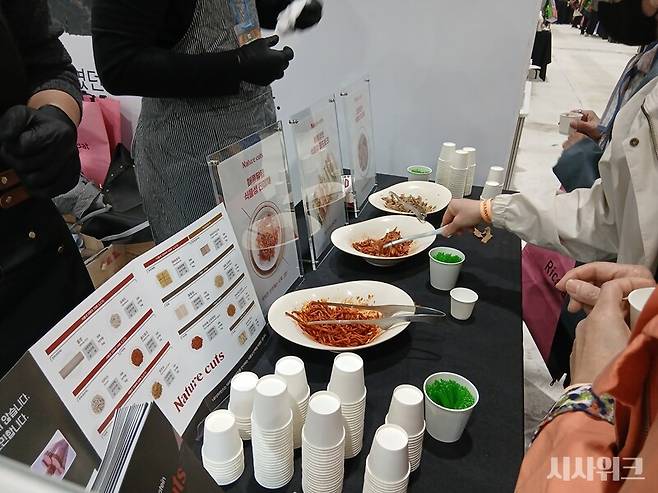27일부터 29일까지 3일간 서울 강남구 세텍(SETEC)에서 '제10회 푸드테크 비건페스타&그린페스타'가 진행된다. 사진은 이날 행사에 참여한 대체육브랜드 네이처컷츠의 부스. / 사진=김지영 기자