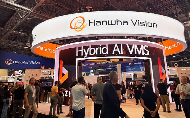 25일(현지시간)부터 사흘간 미국 라스베이거스에서 열린 보안 전시회 ISC WEST 2026 한화비전 부스.(사진=한화비전)