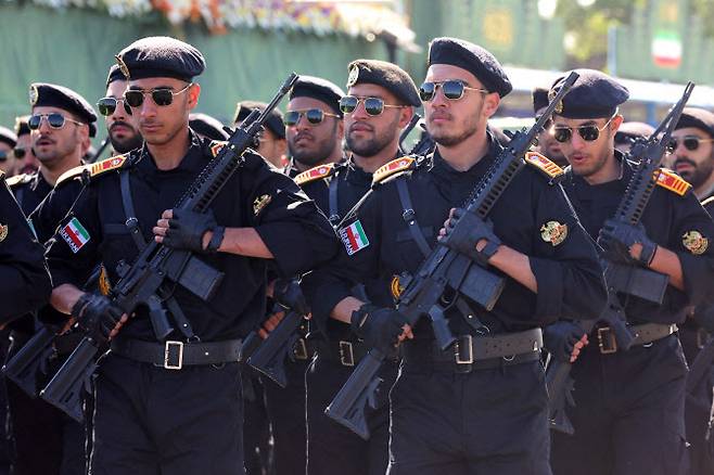 지난 2025년 4월 이란 테헤란에서 진행된 육군의 날 기념 군사 퍼레이드에서 국인들이 행진을 하고 있다.(사진=AFP)