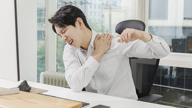 눌렀을 때 찌르는 듯한 통증이 심하다면 근막통증증후군을 의심해봐야 한다|출처: 클립아트코리아
