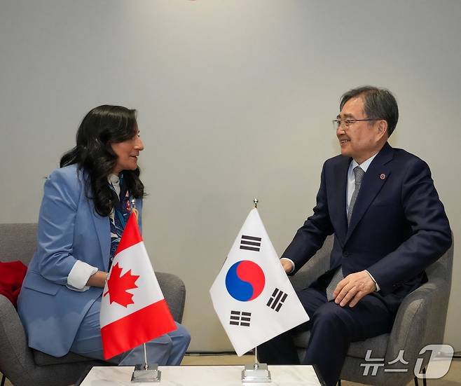 조현 외교부 장관, 아니타 아난드 캐나다 외교장관.(외교부 제공)