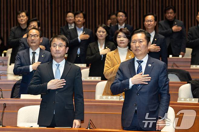 정청래 더불어민주당 대표가 22일 서울 여의도 국회에서 열린 의원총회에서 국민의례하고 있다. 2026.3.22 ⓒ 뉴스1 이승배 기자