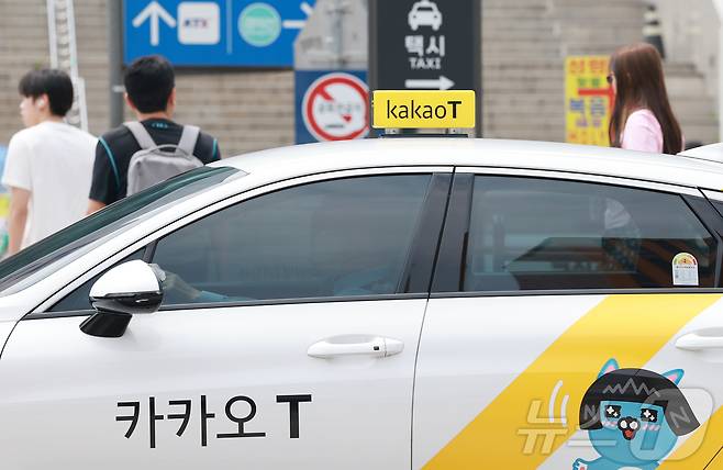 서울 중구 서울역 택시 승강장에 정차한 카카오 택시. 2025.5.28 ⓒ 뉴스1 김진환 기자
