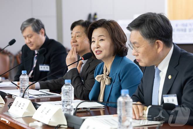 이수진 더불어민주당 의원(AI헬스케어포럼 공동대표)이 27일 서울 여의도 국회 의원회관에서 'K-의료기기 AI로 미래를 설계하다'를 주제로 열린 K-헬스케어 의료기기 활성화 포럼에서 개회사하고 있다. ⓒ 뉴스1 이승배 기자