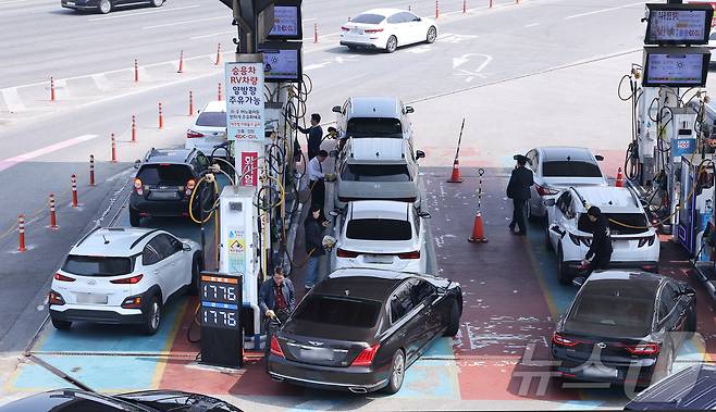 정부의 석유 최고가격제 2차 고시를 하루 앞둔 26일 서울 서초구 만남의광장 주유소에서 시민들이 주유를 하고 있다. 2026.3.26 ⓒ 뉴스1 김성진 기자
