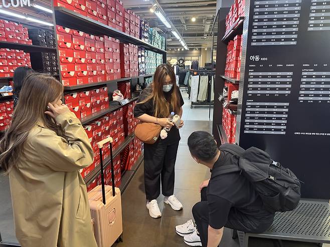 27일 여주 프리미엄 아울렛 나이키 매장에서 신발을 고르고 있는 준 일행(신세계사이먼 제공)