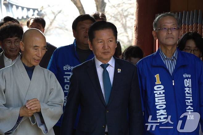 정청래 더불어민주당 대표가 27일 경북 대형 산불로 피해입은 의성 고운사에 방문했다. 이날 정 대표는 경북 북부 시장, 군수 예비후보들과 인사를 나누고 훼손된 사찰을 돌아보고 있다.2026.3.27 ⓒ 뉴스1 신성훈 기자