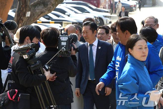 정청래 더불어민주당 대표가 27일 경북 대형 산불로 피해입은 의성 고운사에 방문했다. 이날 정 대표는 경북 북부 시장, 군수 예비후보들과 인사를 나누고 훼손된 사찰을 돌아보고 있다.2026.3.27 ⓒ 뉴스1 신성훈 기자