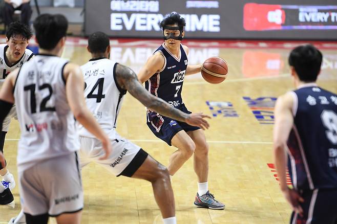 마스크를 착용하고 코트에 나선 부산 KCC 허훈. (KBL 제공)