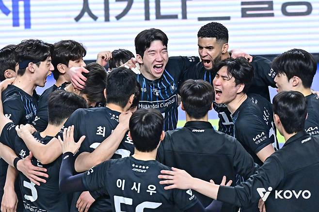 현대캐피탈이 27일 충북 천안유관순체육관에서 열린 우리카드와 2025-27 V리그 남자부 플레이오프 1차전에서 3-2로 역전승했다. (KOVO 제공)