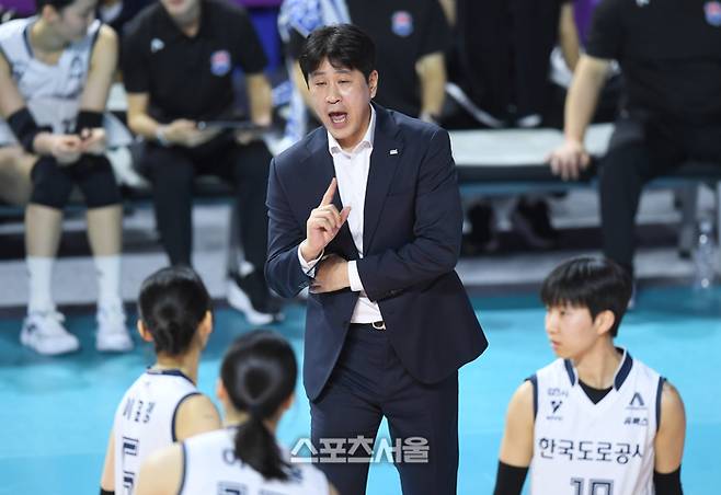 도로공사 김종민 감독이 지난 12월 3일 인천 삼산월드체육관에서 열린 2025~2026 V-리그 흥국생명과 경기에서 작전지시를 하고 있다.  2025. 12. 3. 삼산 | 최승섭기자 thunder@sportsseoul.com