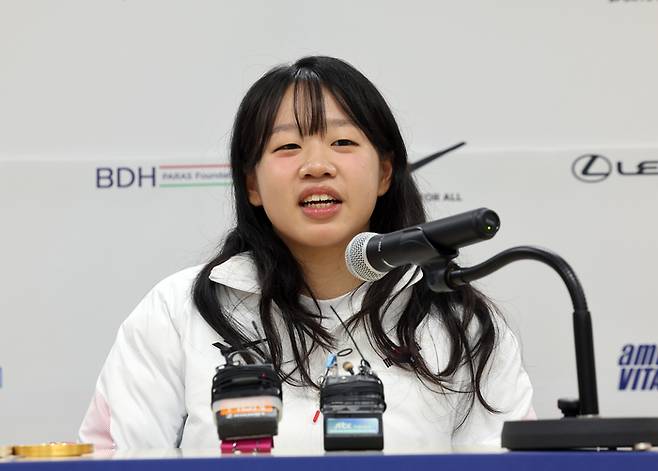 처음 출전한 2026 밀라노·코르티나담페초 동계 패럴림픽에서 5개 메달을 거머쥐며 한국 장애인 체육의 ‘간판스타’로 거듭난 김윤지가 26일 서울 송파구 올림픽회관에서 열린 대한민국 선수단 MVP 기자회견에서 발언하고 있다. 사진 | 올림픽회관=연합뉴스