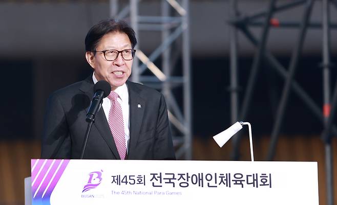 31일 부산아시아드주경기장 열린 제45회 전국장애인체육대회 개회식에서 박형준 부산광역시장이 환영사를 하고 있다. 사진 | 대한장애인체육회