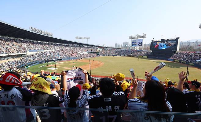 22일 2025 KBO리그 정규시즌 개막전 롯데와 LG의 경기가 열린 잠실구장에서 찾은 LG 팬들이 응원전을 펼치고 있다. 사진 | 잠실=연합뉴스
