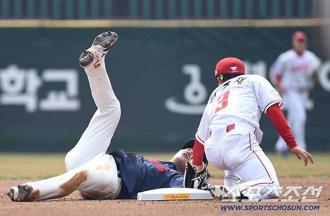 24일 인천 SSG랜더스필드에서 열린 KBO리그 시범경기 롯데와 SSG의 경기. 3회 2루 도루를 성공시키는 롯데 손호영. 인천=송정헌 기자songs@sportschosun.com/2026.03.24/