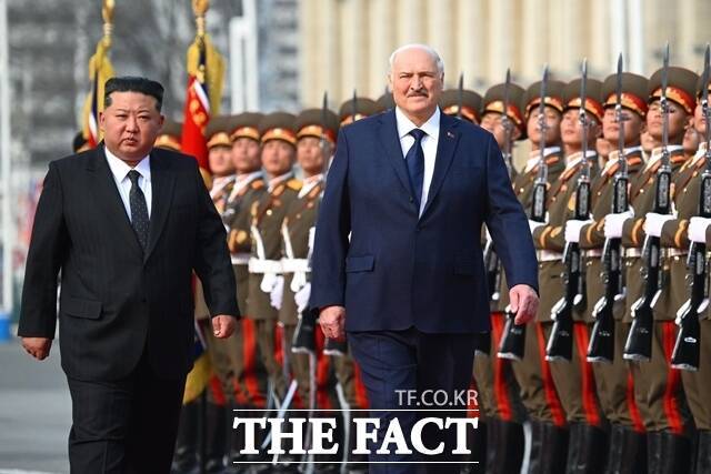 북한은 26일 김정은 국무위원장과 알렉산드로 루카셴코 벨라루스 대통령이 전날 평양에서 만났다고 밝혔다. 김정은 3기 체제의 첫 정상외교 상대로 친(親)러시아 국가인 벨라루스가 선택된 것. 북·러·벨 3각 공조 공식화와 반미 연대가 구축됐다는 평가다. 김 위원장이 벨라루스처럼 가치를 공유하는 국가들과 관계를 설정해 대외 경제 활로를 모색할 것이란 전망도 나온다. /AP. 뉴시스