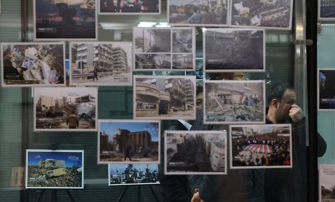 지난 5일 서울 용산구 한남동 주한이란대사관 벽에 이란 상황을 알리는 현지 사진들이 게시돼 있다. 연합뉴스