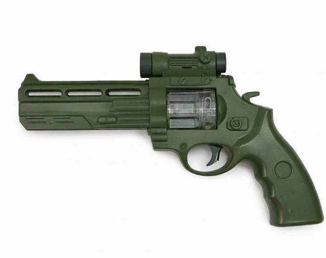 장난감 권총 이미지. 샤론 탕링 페이스북