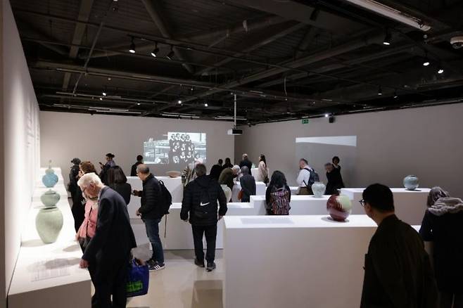 공간과 비움의 미학 런던에서 한국 도자의 본질을 빚다. 이천시 제공