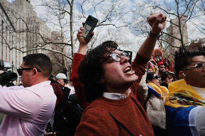 니콜라스 마두로 재판이 열린 26일 미국 뉴욕 남부연방법원 앞에 찬반 시위에 참가한 사람들./AP 연합뉴스