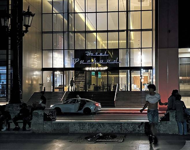 호텔 주변만 북적 지난 21일 쿠바 아바나의 한 외국인 관광객 호텔에 조명이 켜져 있다. 요즘 쿠바에서는 자체 발전기가 있는 이런 곳들만 밤에도 불을 밝히고 있다. /박국희 특파원