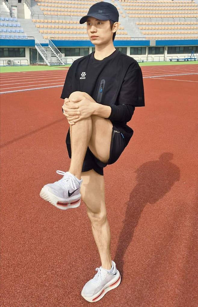 코오롱인더스트리 마라톤팀 김도연이 워밍업으로 스트레칭을 하고 있다. /지영준 코치 제공