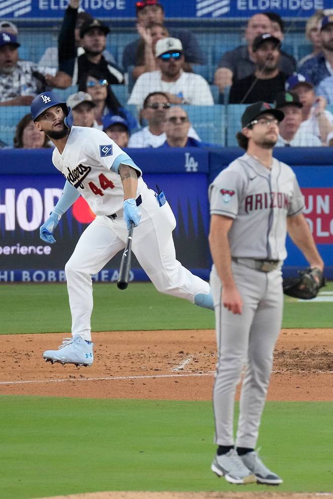 <YONHAP PHOTO-5872> Los Angeles Dodgers' Andy Pages (44) watches his three-run home run off of Arizona Diamondbacks pitcher Zac Gallen, right, during the fifth inning of an opening-day baseball game Thursday, March 26, 2026, in Los Angeles. (AP Photo/Mark J. Terrill)/2026-03-27 11:46:21/<저작권자 ⓒ 1980-2026 ㈜연합뉴스. 무단 전재 재배포 금지, AI 학습 및 활용 금지>