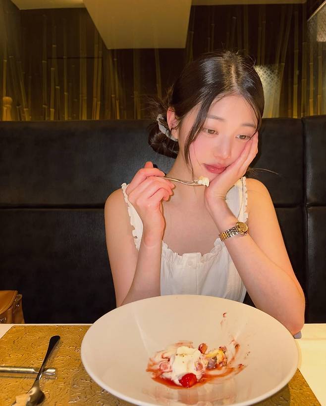 장원영의 청순한 로우 번 헤어. 인스타그램 @for_everyoung10