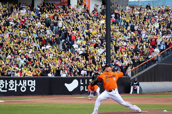지난해 3월 30일 대전 한화생명볼파크에서 열린 프로야구 2025 신한 SOL 뱅크 KBO리그 한화 이글스와 KIA 타이거즈의 경기에서 한화 선발투수 류현진이 역투하고 있다.