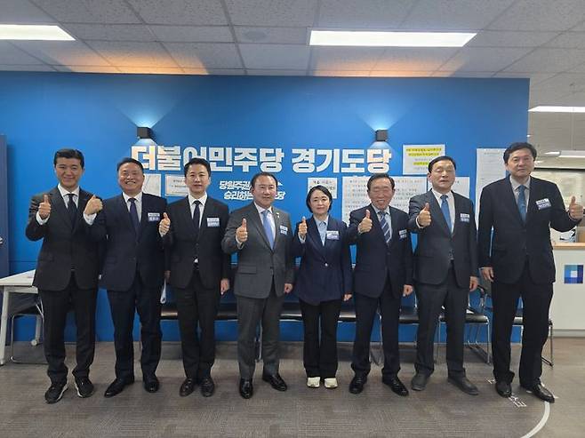 민주당 경기도당 면접 후 기념 사진을 찍은 안산시장 예비후보자들 ⓒ김철진 예비후보측 제공